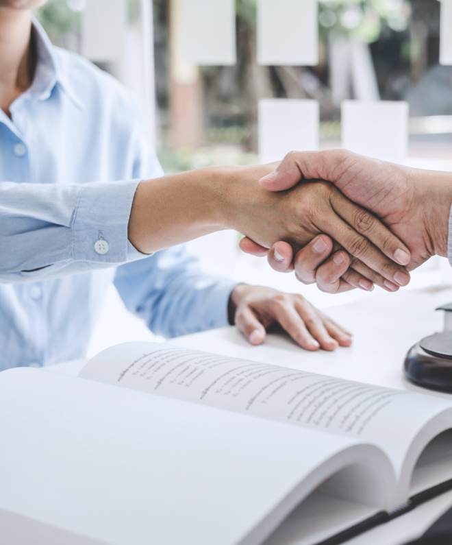 Portrait d’un avocat souriant en costume, spécialisé dans les affaires d’alcool au volant, offrant une assistance juridique professionnelle pour résoudre les cas complexes.