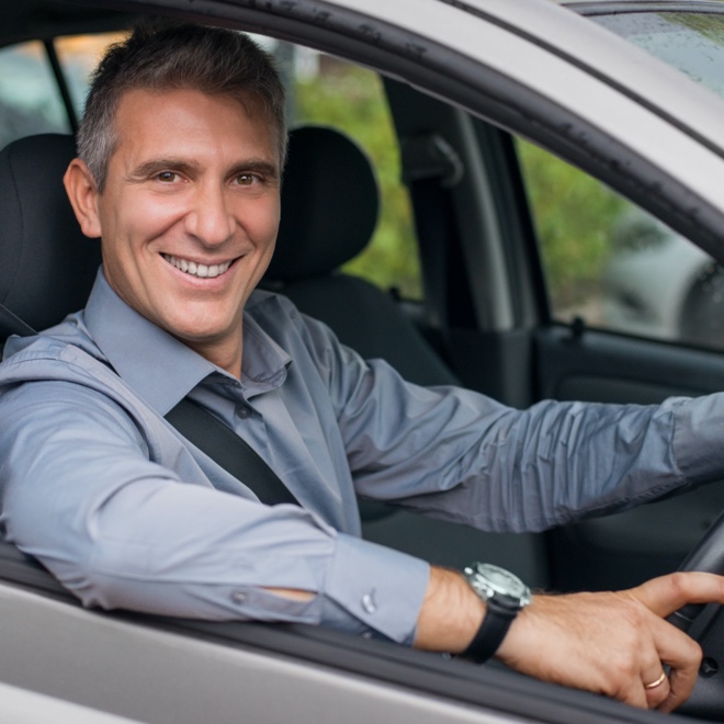Client heureux de conduire sa voiture après avoir résolu un cas d’alcool au volant avec l’aide d’un avocat spécialisé en alcool au volant.
