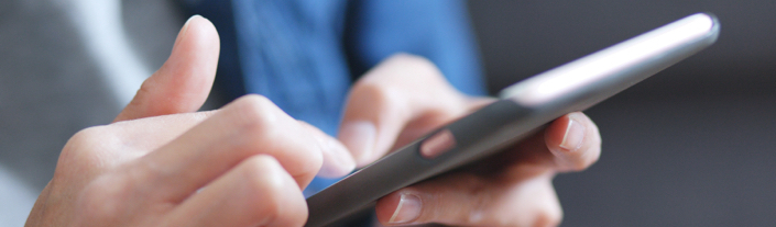 Personne envoyant des messages répétés sur son téléphone intelligent, illustrant le cyberharcèlement et le harcèlement criminel après une rupture.