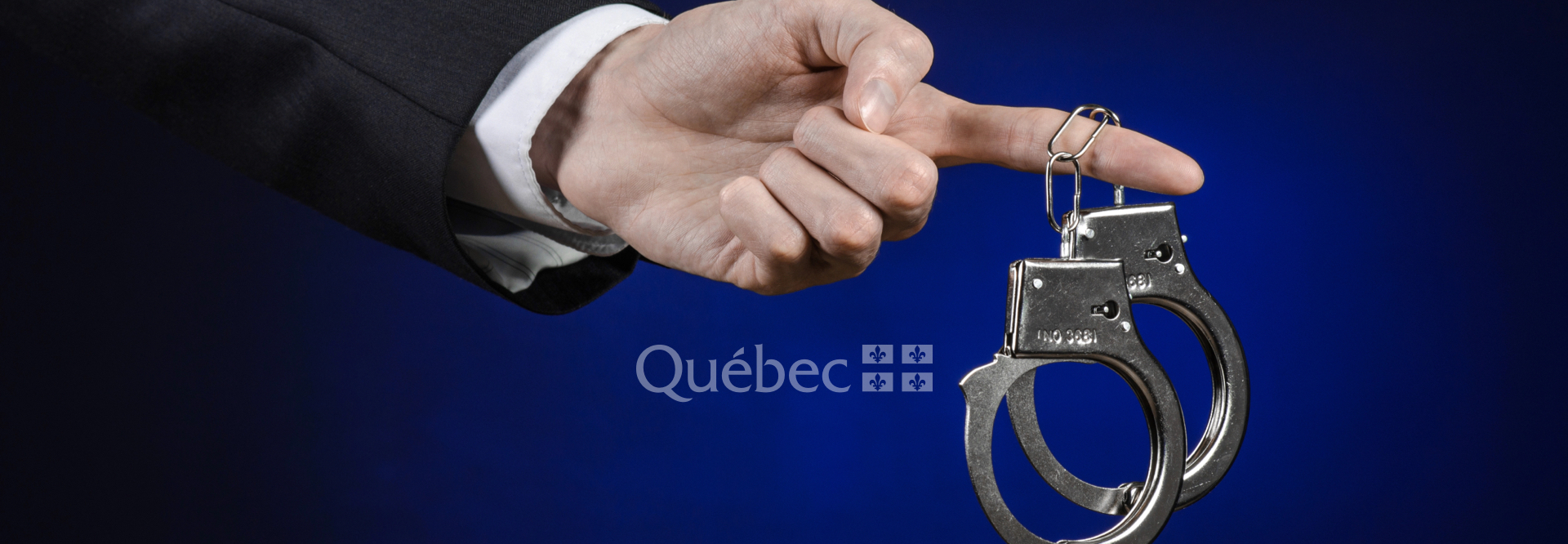Main tenant des menottes devant le mot Québec, illustrant le programme de mesures de rechange pour certaines accusations criminelles.